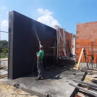 Ściana z czarnego betonu architektonicznego